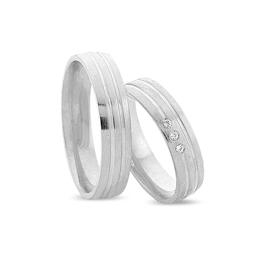 Unikke Nuran vielsesringe i 14 kt hvidguld med tre diamanter og to graverede linjer.